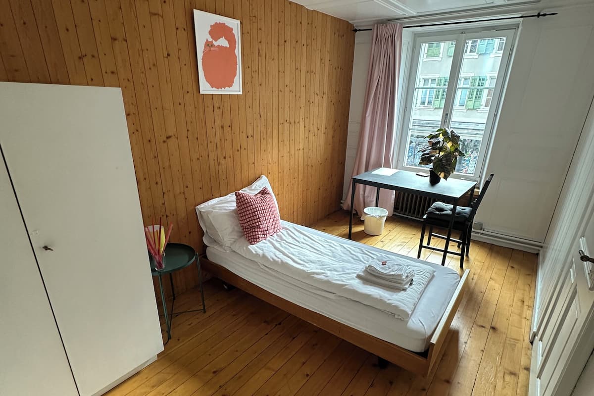 Single Room, City View, Shared Bathroom | Ruang kerja komputer riba, seterika/papan seterika 