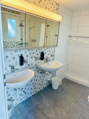 Dusj, toalettartikler (inkludert), hårføner og tøfler