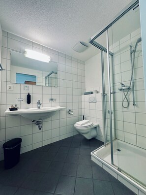 Dusche, kostenlose Toilettenartikel, Haartrockner, Hausschuhe