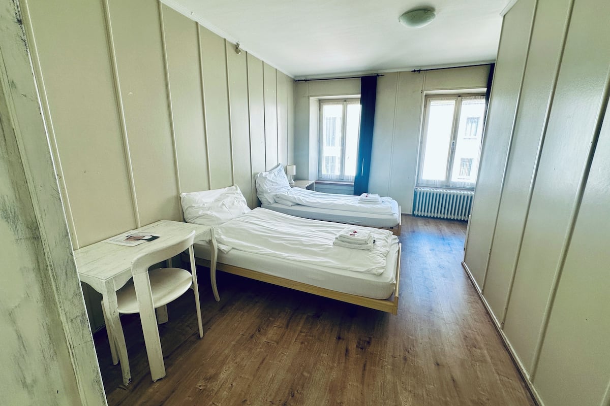 Double or Twin Room, Mountain View, Shared Bathroom | 笔记本电脑工作区、熨斗/熨板、免费 WiFi