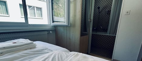 Economy Double or Twin Room, Mountain View | Espace de travail pour ordinateurs portables, fer et planche Ă repasser