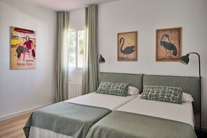 3 dormitorios, tabla de planchar con plancha, cuna de viaje