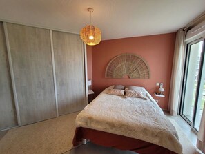 2 bedrooms, iron/ironing board, travel cot, WiFi - Exceptional seafront view in Sainte-Marie-la-mer (66470). (Sainte-Marie-la-Mer)