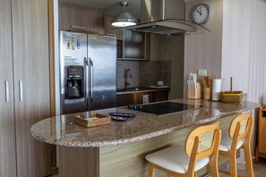 Fridge, microwave, oven, stovetop - LuxuryCondo| Beachfront| AmazingView | FastWifi (Juan Dolio)