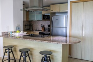 Mikrowelle, Ofen, Herdplatte, Wasserkocher mit Kaffee-/Teezubehör