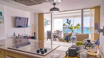 Frigorífico, microondas, horno y placa de cocina