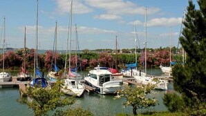 A marina with various boats docked, surrounded by trees and a clear sky. - 'Crab Shack' Luxury Yurt with Harbour & Sea Views (Emsworth)