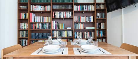 Apartment (2 Bedrooms) | Dining room