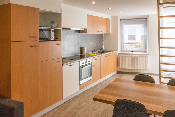 Kühlschrank, Mikrowelle, Ofen, Herdplatte