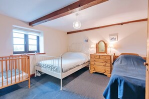 3 makuuhuonetta, silitysrauta/-lauta, ilmainen Wi-Fi