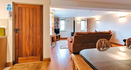 Cottage in Norton with Tennis Court & Patio