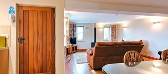 Cottage in Norton with Tennis Court & Patio