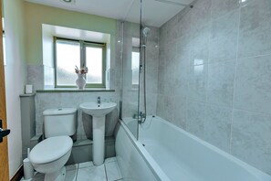 Shower, hair dryer - Cottage in Norton with Tennis Court & Patio (Onibury)