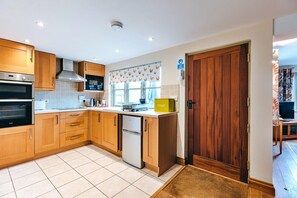 Kjøleskap, mikrobølgeovn, ovn og kokeplater