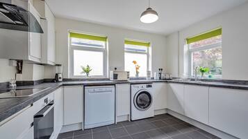 Jääkaappi, mikroaaltouuni, uuni, liesi