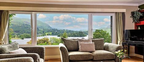 TV connectée, cheminée, table de tennis de table