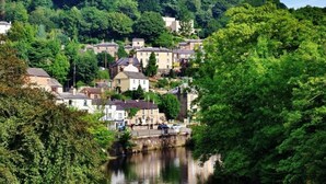 A riverside town with buildings nestled among lush greenery. - Apartment in Matlock near River Derwent (Matlock)