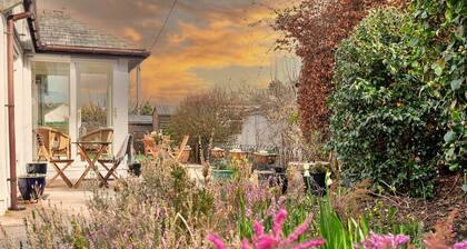 Rural retreat bungalow with garden, No Deposit