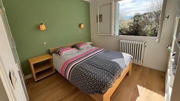 4 bedrooms, desk, iron/ironing board, travel cot