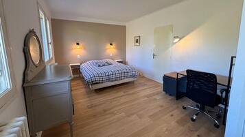 4 bedrooms, desk, iron/ironing board, travel crib