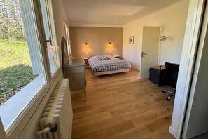 4 sovrum, skrivbord, strykjärn/strykbräda och resesäng