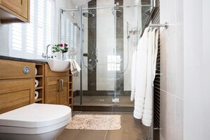 Shower, hair dryer - Cottage in Cumbria with Sea Views & Wildlife (Walney)