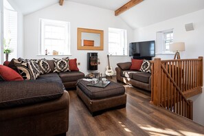 Una Smart TV, una chimenea, un reproductor de DVD