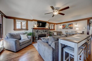 Smart TV, fireplace