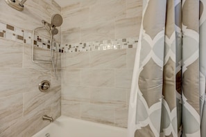 Een douche, een haardroger, handdoeken, zeep