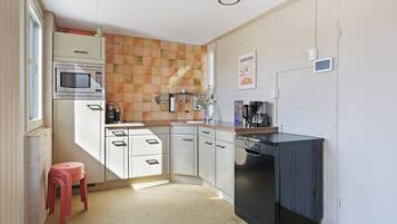 Een koelkast, een magnetron, een kookplaat, een vaatwasser