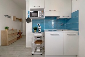 Réfrigérateur, four, plaque de cuisson, cafetière/bouilloire