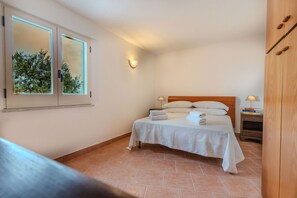 1 habitación, tabla de planchar con plancha y cuna de viaje 