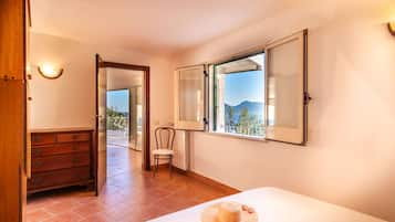 1 bedroom, iron/ironing board, travel cot, free WiFi