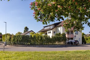 Exterior - Holiday Apartment 'Hannelore' with Shared Garden, Balcony and Wi-Fi (Radolfzell am Bodensee)