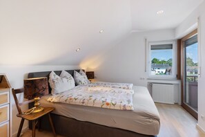 2 bedrooms, free WiFi, bed sheets - Holiday Apartment 'Hannelore' with Shared Garden, Balcony and Wi-Fi (Radolfzell am Bodensee)