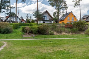 Zona residencial con casas, un sendero y una banca.