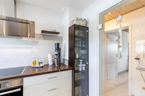 Fridge, microwave, oven, stovetop - Apartment 'New Look' with Mountain View, Balcony and Wi-Fi (Geisenheim)