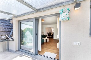 Terrace/patio - Apartment 'New Look' with Mountain View, Balcony and Wi-Fi (Geisenheim)