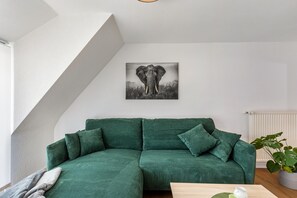 TV - Apartment 'New Look' with Mountain View, Balcony and Wi-Fi (Geisenheim)