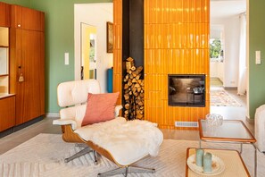 Fireplace - Holiday Home 'Dahlienhof' with Private Garden and Wi-Fi (Wittenberge)