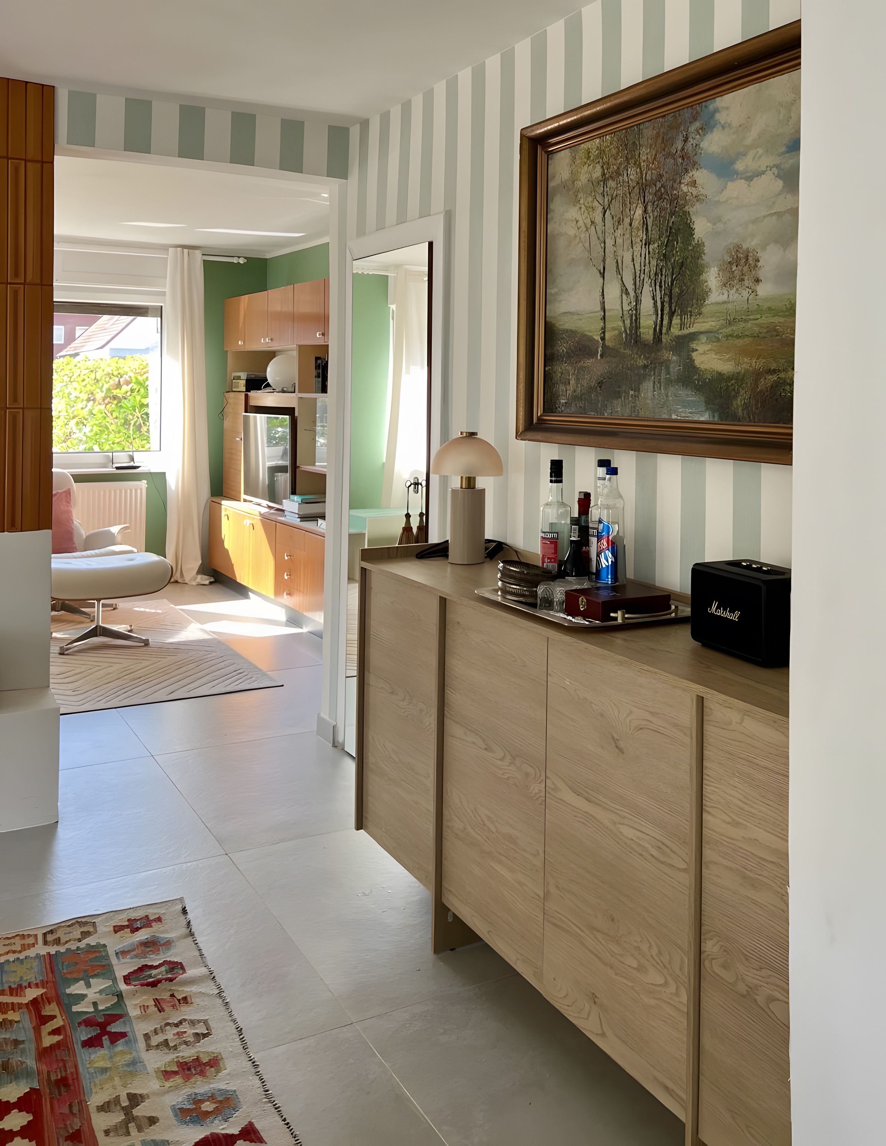 Een moderne woonkamer met een bank, een salontafel en uitzicht op de keuken.