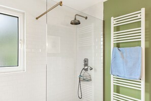 Een douche, een haardroger, handdoeken