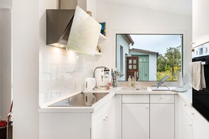 Fridge, oven, stovetop, dishwasher - Holiday Home 'Dahlienhof' with Private Garden and Wi-Fi (Wittenberge)