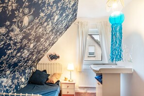 2 多间卧室、免费 WiFi、床单