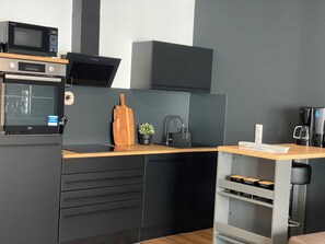 Kylskåp, mikrovågsugn, ugn och spishäll