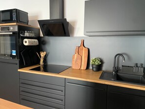 Kühlschrank, Mikrowelle, Ofen, Herdplatte
