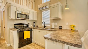 Casa de campo conforto | Cozinha privada | Geladeira, micro-ondas, fogão, cooktop