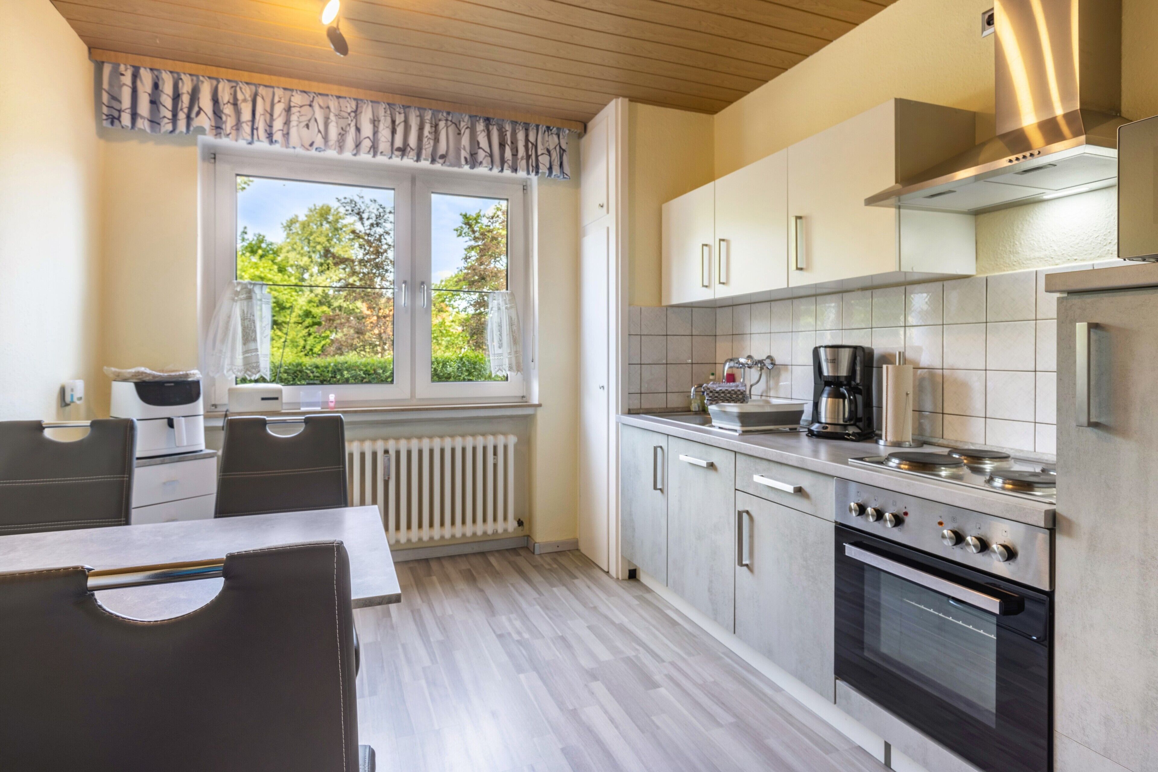 Wasserkocher mit Kaffee-/Teezubehör, Kühlschrank, Mikrowelle, Ofen