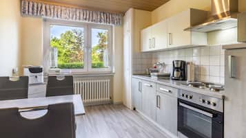 Wasserkocher mit Kaffee-/Teezubehör, Kühlschrank, Mikrowelle, Ofen