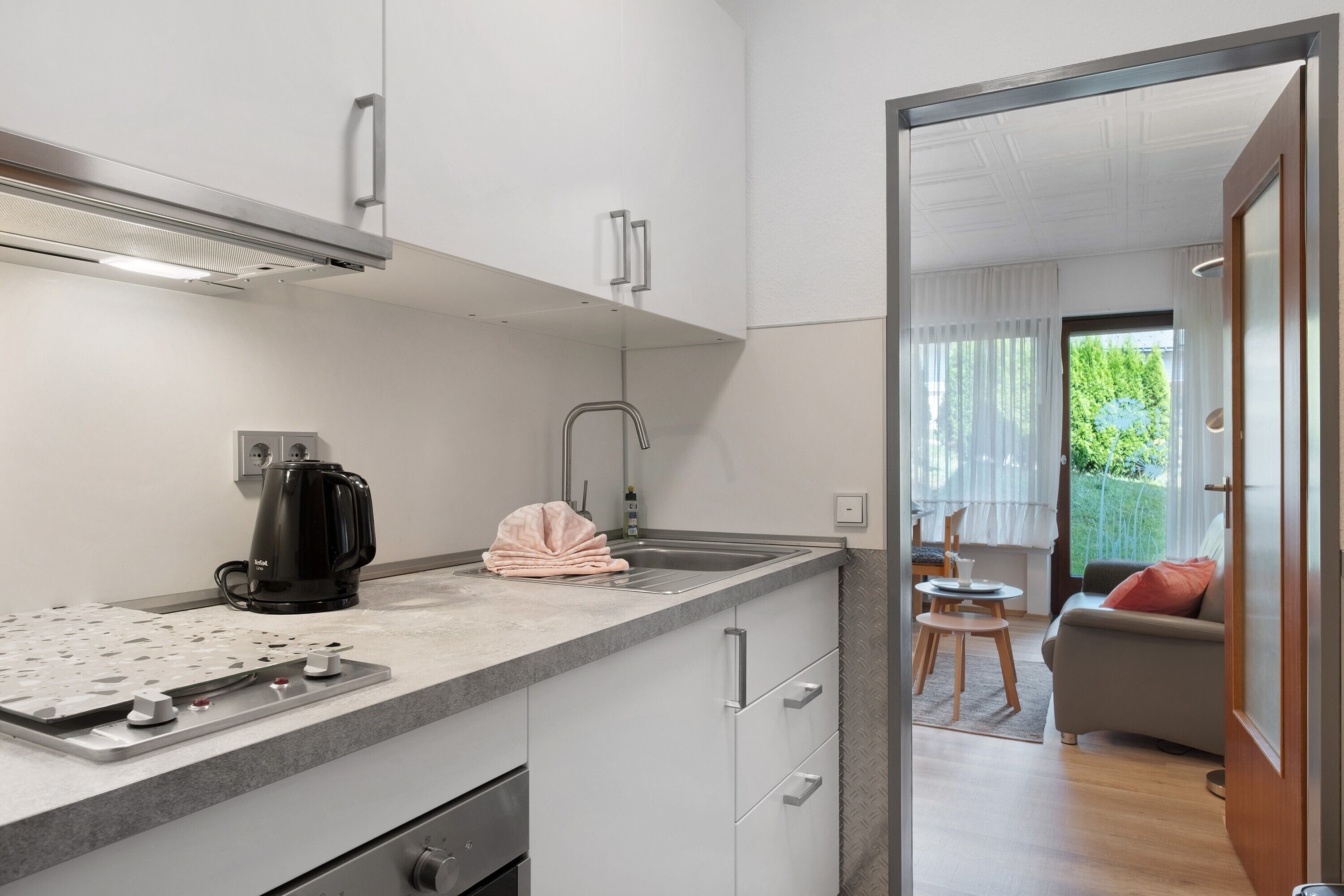 Fridge, oven, stovetop, coffee/tea maker